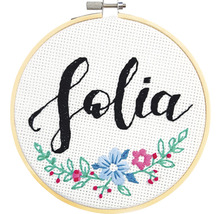 Bestickter Stickrahmen mit dem Schriftzug Folia und Blumenmuster