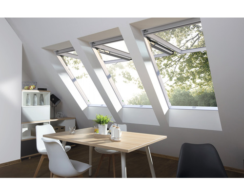 Esszimmer mit Dachfenstern für Tageslicht