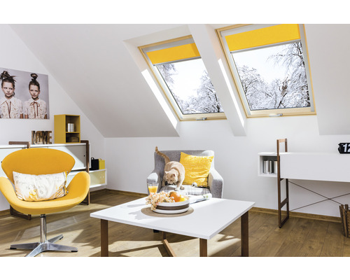 Wohnzimmer im Dachgeschoss mit Dachfenstern, Rollos und Möbeln