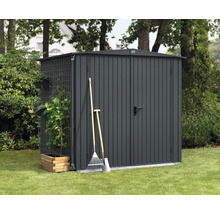 Gartenschuppen aus Metall mit Gartengeräten im Garten