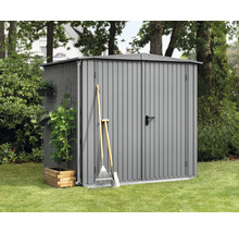 Metall Gerätehaus mit Gartengeräten im Garten