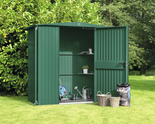 Gartenschrank aus Metall mit geöffneten Türen und Gartenzubehör