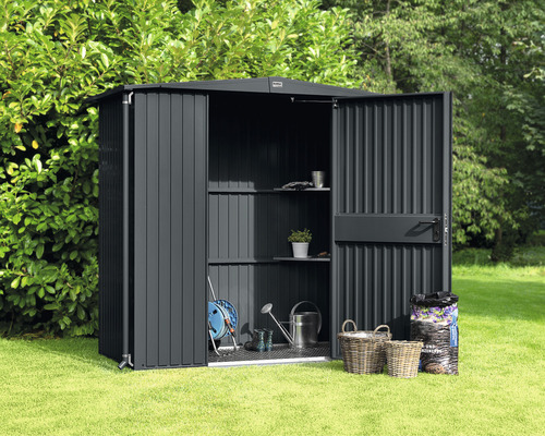 Metall Gerätehaus mit geöffneten Türen und Gartenzubehör