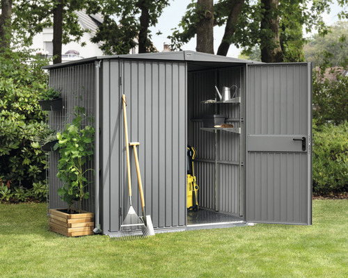 Gartenhaus aus Metall mit geöffneten Türen, Regalen und Gartengeräten