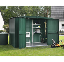 Garten Szene mit Gerätehaus, Gartengeräten und Spielzeug