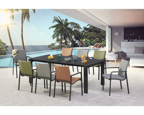 Esstischgruppe mit Tisch und Stühlen auf einer Terrasse mit Pool