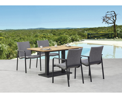 Gartenszene mit rechteckigem Tisch und vier Stühlen im Außenbereich.