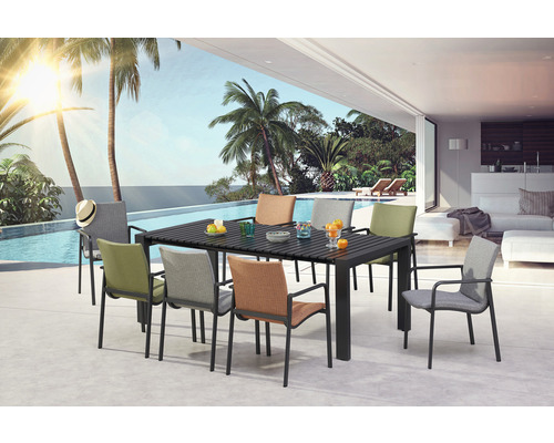 Gartenszene mit Esstisch und Stühlen im Freien