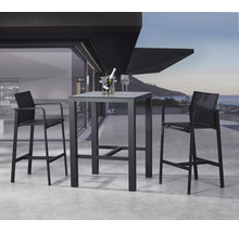 Bar-Set mit zwei Barhockern und einem Tisch auf einer Terrasse