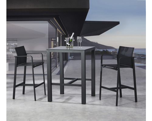 Bar-Set mit zwei Barhockern und einem Tisch auf einer Terrasse