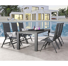 Gartentisch mit Stühlen vor Pool und Haus