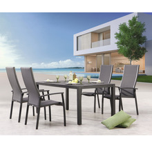 Gartensitzgruppe mit Tisch und vier Stühlen auf einer Terrasse