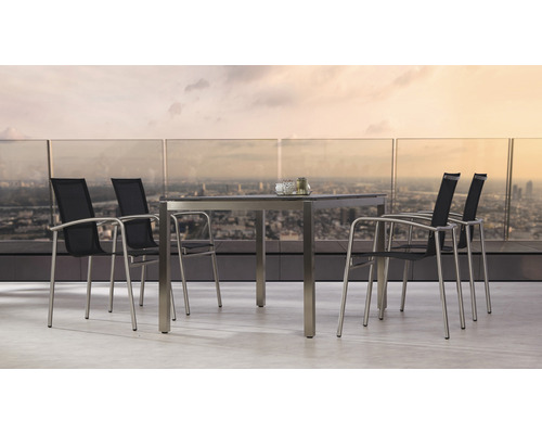 Gartenset mit Tisch und vier Stühlen aus Metall und Textil auf einer Dachterrasse