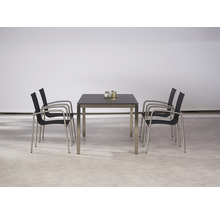 Quadratischer Gartentisch mit vier Armlehnstühlen