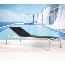 Liege aus Metall und Stoff neben einem Pool