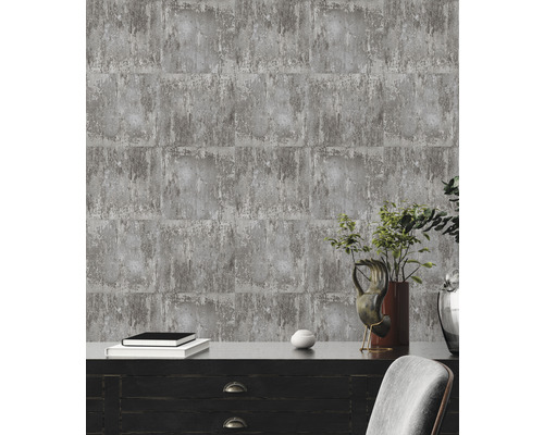 Graue Tapete mit Betonoptik hinter einem dunklen Holzschrank