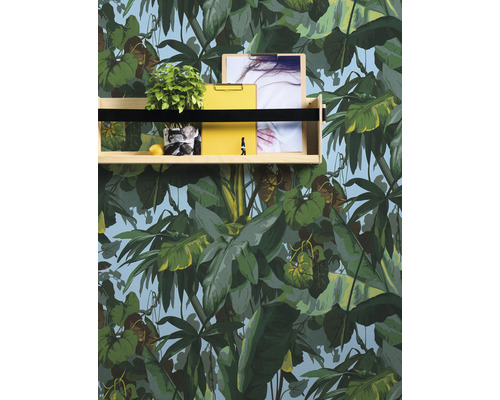 Regal mit Pflanze, Zitrone, Foto und gelbem Klemmbrett vor botanischer Tapete