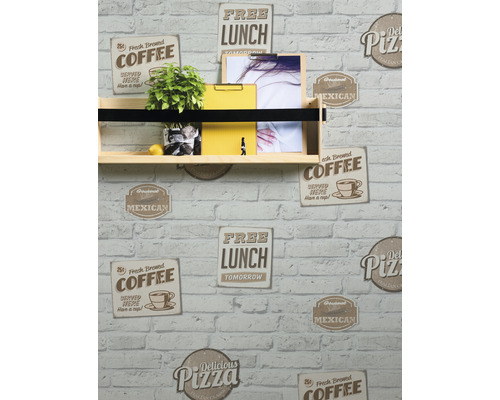 Wandregal mit Pflanze, gelbem Notizblock und Bildern an einer Wand mit Steinmuster-Tapete.
