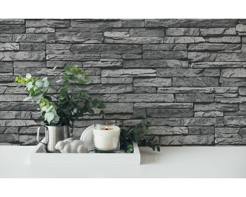 Wandgestaltung mit Steinoptiktapete, Dekoration mit Kerze und Grünpflanze