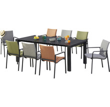 Esstischgruppe mit acht Stühlen für den Außenbereich auf der Terrasse.