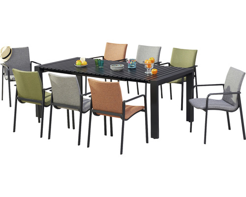 Esstischgruppe mit acht Stühlen für den Außenbereich auf der Terrasse.