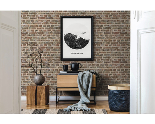 Dekoratives Wohnzimmer mit Backsteintapete, Holzkommode und passenden Accessoires.