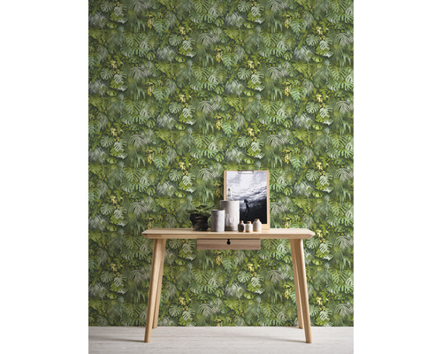 Fototapete mit Blattmuster hinter Holztisch