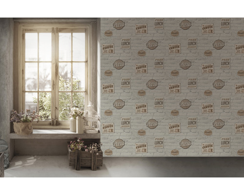 Wohnraum mit Fenster und Tapete im Backsteindesign mit Lebensmittelmotiven