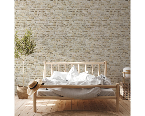 Schlafzimmer mit Steinwandtapete, Holzbett und Topfpflanze