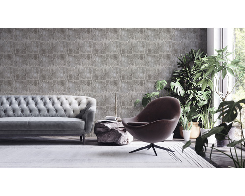 Wohnzimmer mit grauer Tapete in Steinoptik, Sofa, Sessel und Zimmerpflanzen