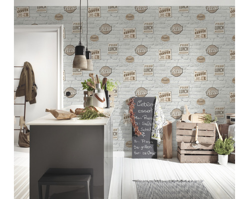 Helle Küche mit einer Wandtapete im Ziegeldesign mit aufgedruckten Speisen und Getränken.