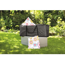 Schwarze Tragetasche mit Kissen und Gartenmöbeln im Freien