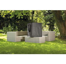 Gartenszene mit Lounge-Möbeln und Schutzhülle für Gartenmöbel