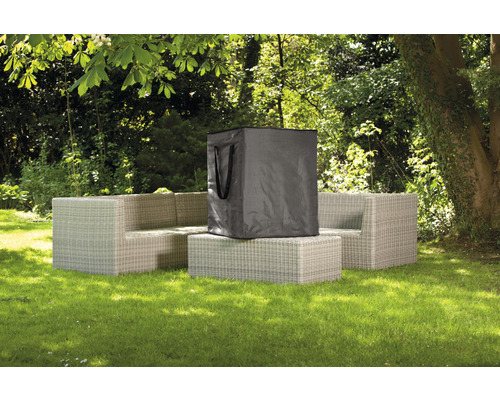 Gartenszene mit Lounge-Möbeln und Schutzhülle für Gartenmöbel