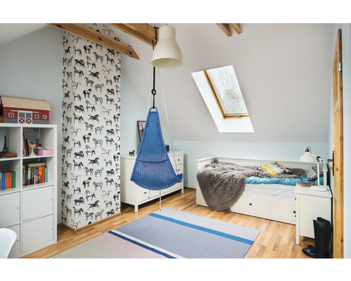 Helles Zimmer im Dachgeschoss mit Hängelampe, Hängesessel und Kinderbett