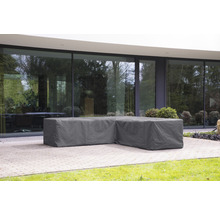 Graue Schutzhülle für Gartenmöbel auf einer Terrasse
