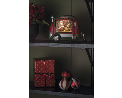 Dekoratives Weihnachtsszene-Objekt in Form eines Wohnwagens mit Weihnachtsmann und Elfen auf einem Regal