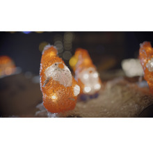 Mehrere beleuchtete Weihnachtsmannfiguren als Weihnachtsdekoration
