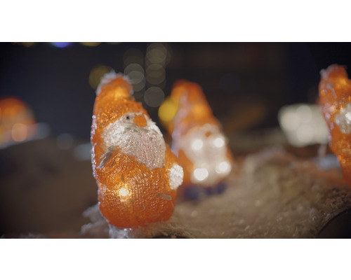 Mehrere beleuchtete Weihnachtsmannfiguren als Weihnachtsdekoration