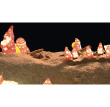 Dekorative Weihnachtsszene mit beleuchteten Figuren und Holz