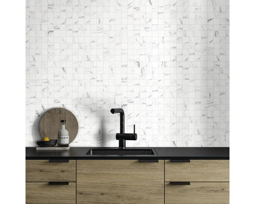 Küchenszene mit Mosaikfliesen, Spüle und Armatur