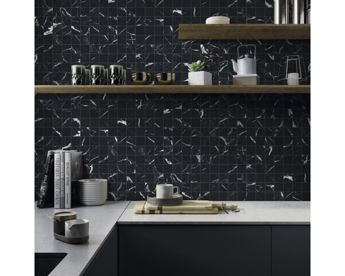 Küchenszene mit Mosaikfliesen in Marmoroptik, Holzregalen und Arbeitsflächen