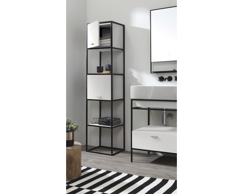 Badezimmer mit Regalen und Waschbeckenunterschrank mit schwarzem Metallrahmen