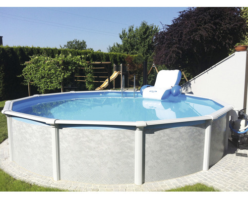 Aufstellpool mit Leiter und aufblasbarem Sessel im Garten