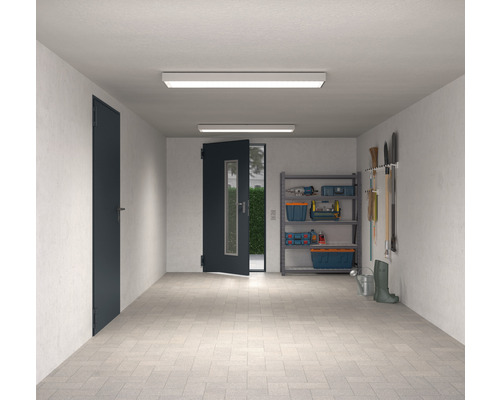 Garage mit Regalen, Werkzeugen, Gartengeräten und zwei Türen