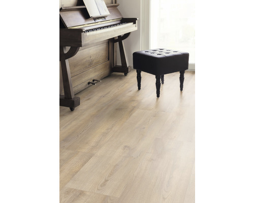 Heller Holzboden mit Klavier und Hocker in einem hellen Raum.