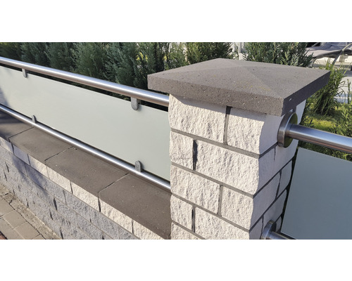 Gartenzaun mit Steinpfosten, Abdeckplatte und Edelstahlgeländer