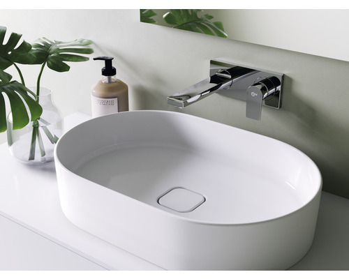 Detailansicht eines Badezimmers mit Aufsatzwaschbecken, Armatur und Dekoration
