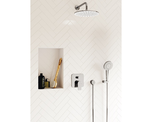 Dusche mit Kopfbrause, Handbrause und Armatur vor gefliester Wand