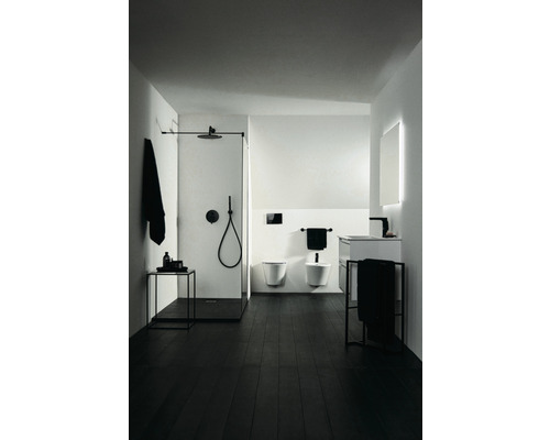 Modernes Badezimmer mit Dusche, Toilette, Bidet und Waschbecken auf dunklem Holzboden